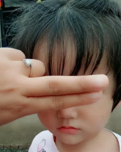 小萝莉因"果冻唇"嘴巴火了,当看到眼睛的一刻,网友:等你长大