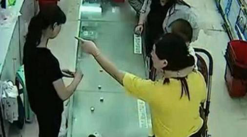 带硬币购物,收银员与其争吵后辞职,老板:客人说