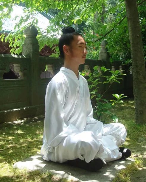 一,法诀 神显,息自归,神入气中,心息相依,元神抱元气,真种乃生,全靠