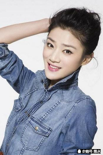 还有一个戏份少的女演员,她就是在剧中饰演律师瑶瑶的滕旋