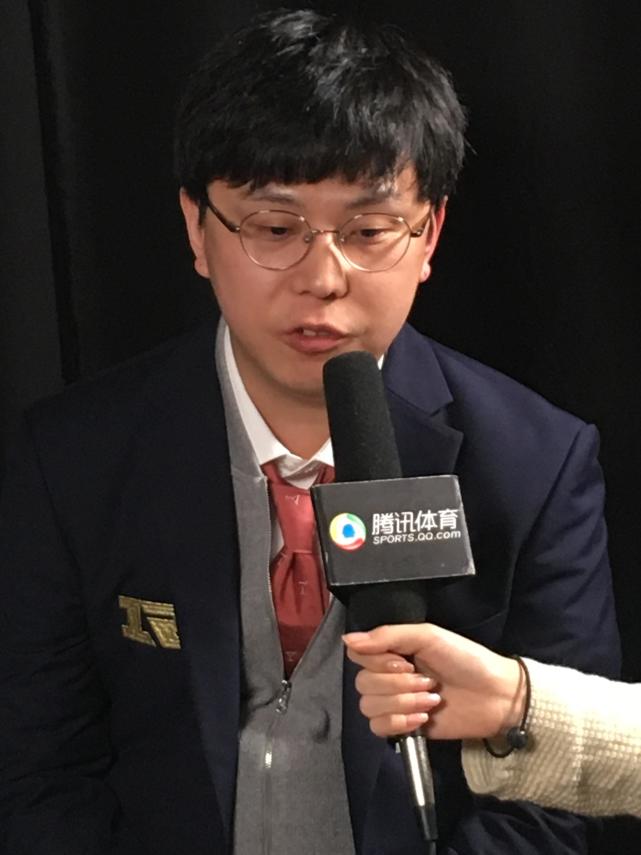 以主教练的身份来到s8舞台,heart(李官炯)表示,第一次世界赛是自己当