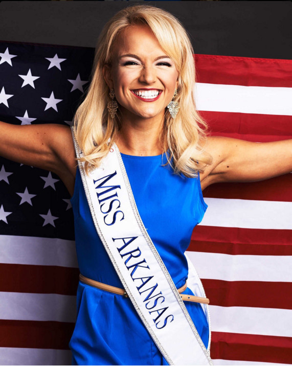 女大学生摘2017年美利坚小姐桂冠