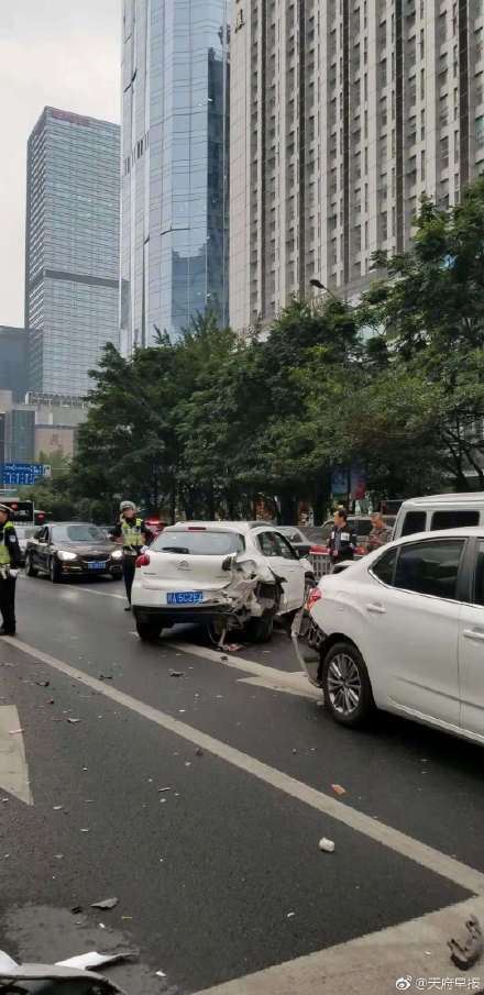 成都顺城大街突发车祸渝f小车连撞三车后逃逸被抓获