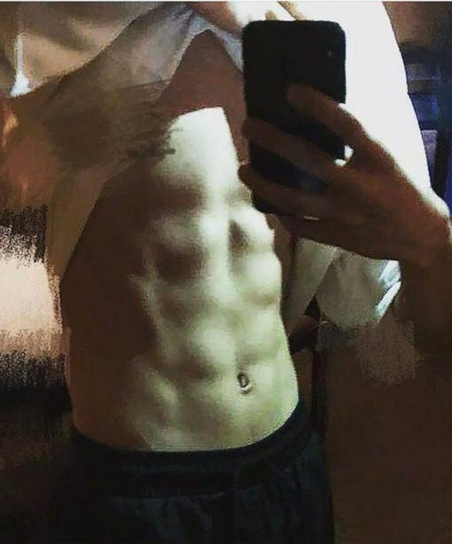 王源晒照手举哑铃秀肌肉胳膊上的青筋太跳了 Tfboys 腹肌 王源