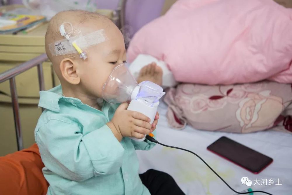 要活着,别丢下妈妈 1岁癌症宝宝学会自己治疗