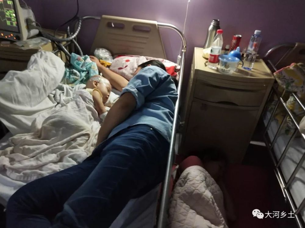 要活着,别丢下妈妈 1岁癌症宝宝学会自己治疗