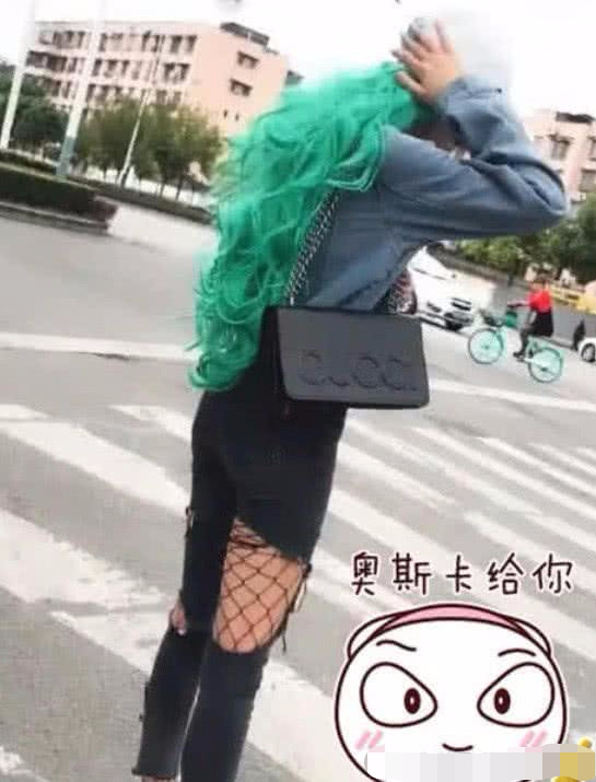 抖音绿发小姐姐走红最吸引的还是下半深的洞洞网友刺激