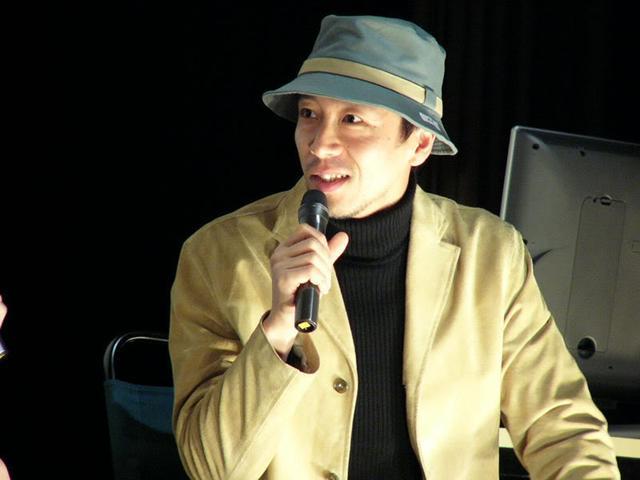 在电影中,八神庵原版配音安井邦彦继续为角色献声