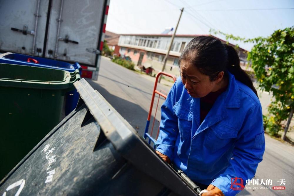 拾荒大姐做了20几年英文翻译梦 曾与家人闹翻
