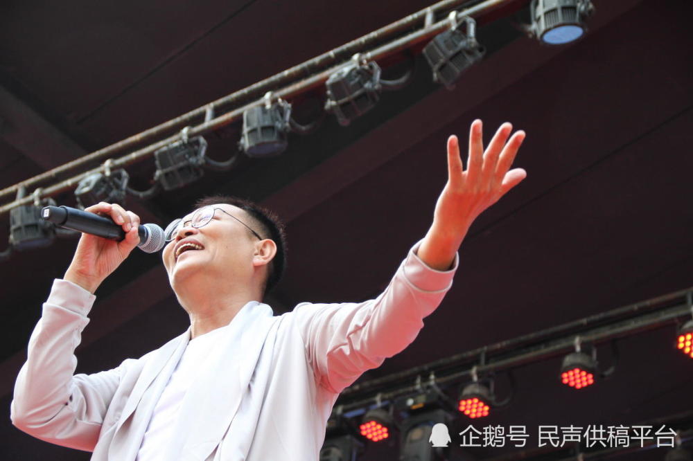 山东艺人小米羊滨州放歌现场人山人海数十保安护驾