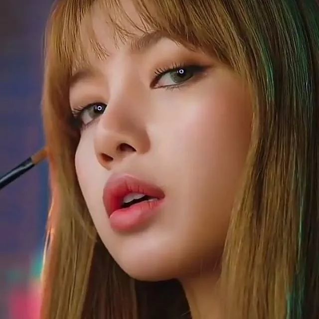 Lisa 的脸那么大 凭啥被称作 东南亚芭比脸