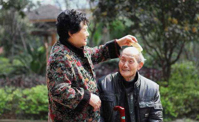 扶老人被讹:有老人在真相下依然要赔偿,有好心