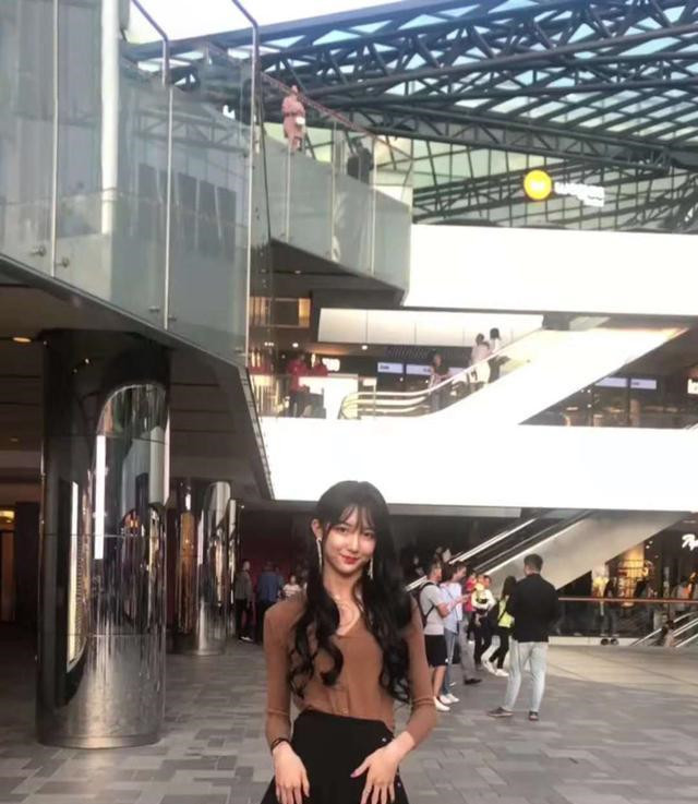 抖音苹果姐姐火了舞蹈很热辣网友这腿力量很足啊