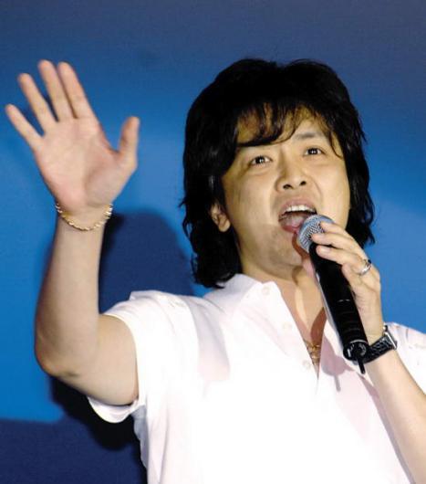 出名音乐人廖百威是广东乐坛长青树,80年代末凭仗一曲出道的他,见证了