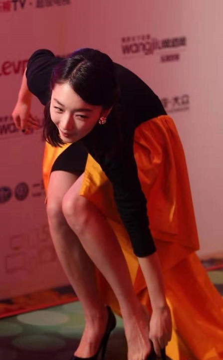 她现身某活动,竟把高跟鞋踢飞,皮一下很开心?