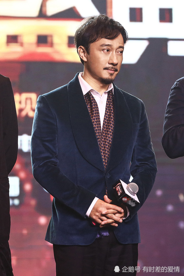 演员赵立新黑色皮衣夹克,摇身变为活力十足的"摇滚范儿男青年"