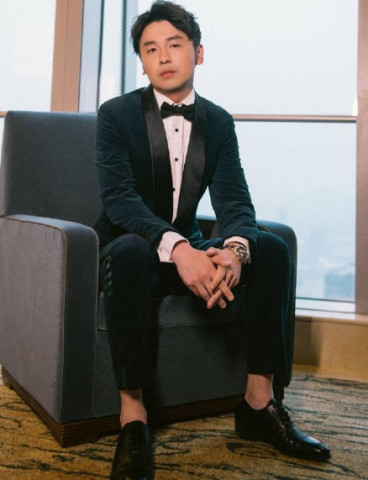 雷佳音上网查才知是主持人?吹雪舔唇样样精通,网友:竟然看饿了