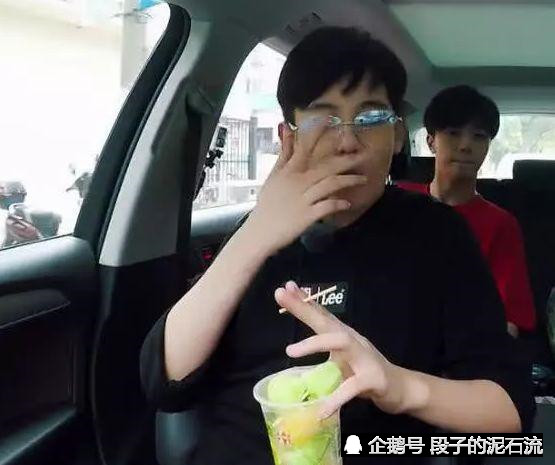 00后胡先煦"抽烟手"惹争议,放大图看清后,网友直呼不敢相信