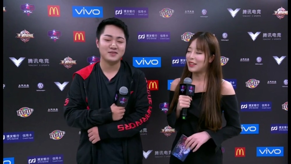 爱思:鼻子过敏所以贴创口贴 新来的教练组都非