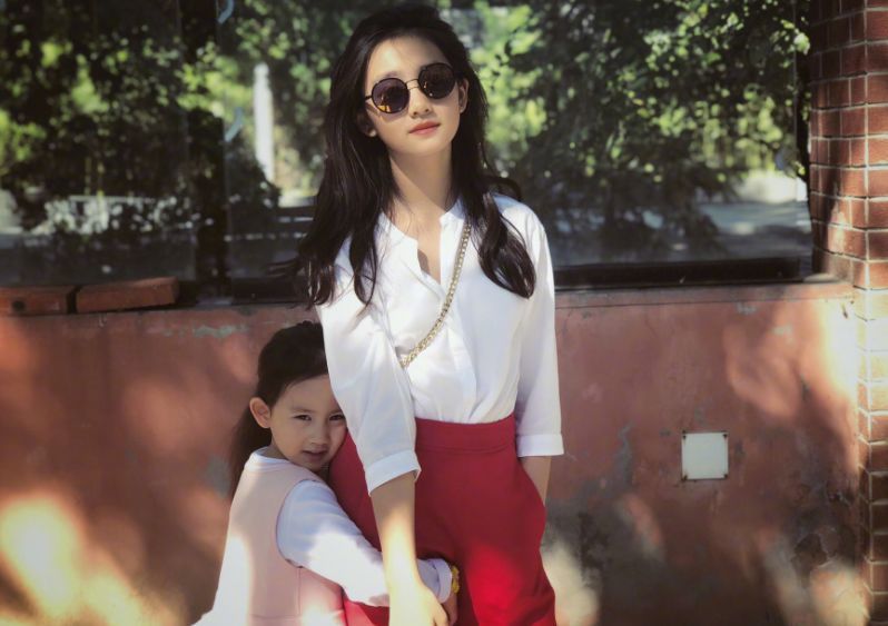 孙莉与二女儿合照,多妹脑门太光是遗传黄磊?网