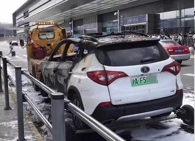 高速上行驶时新能源汽车弊端频繁出现,网友吐