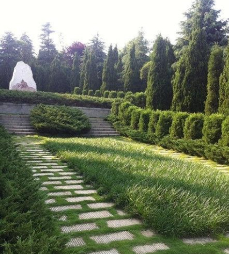 第一夫人王光美墓,与丈夫塑像遥遥相望