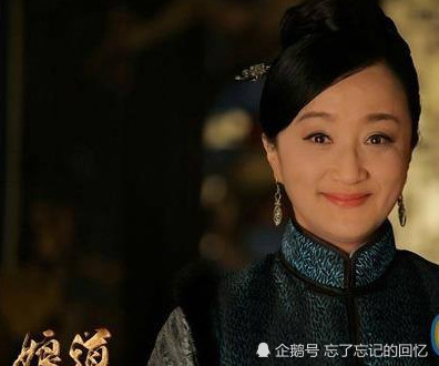她是《十六岁的花季》里面的童老师,如今出演《娘道》再次走红