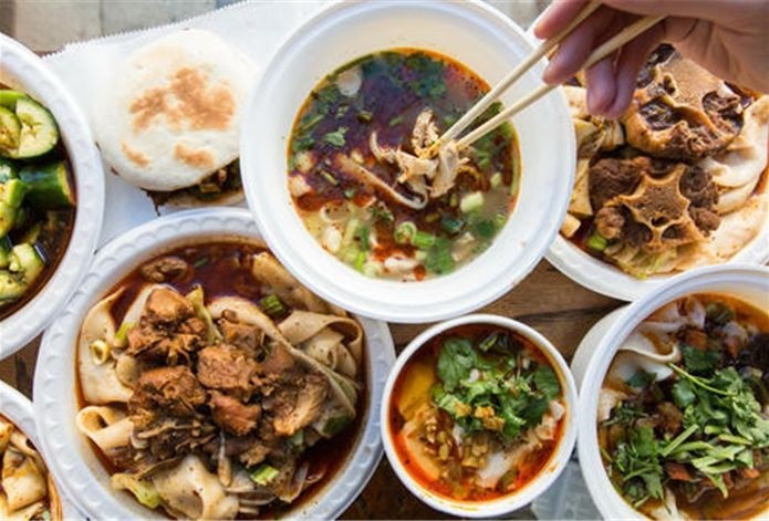 用筷子不能切割食物!外国人用筷子吃饭,始终