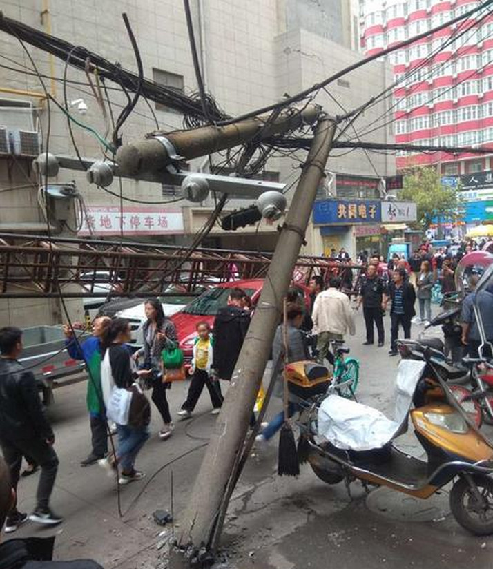 惊险!荆州安良百货外施工升降机倒塌