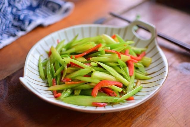 素炒芹菜最健康,能预防高血压,家有老人要常吃,有益身体