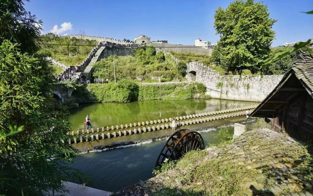 福泉山景区由斗篷山景区,螺丝壳景区,剑江景区,都柳江景区和凤啭河