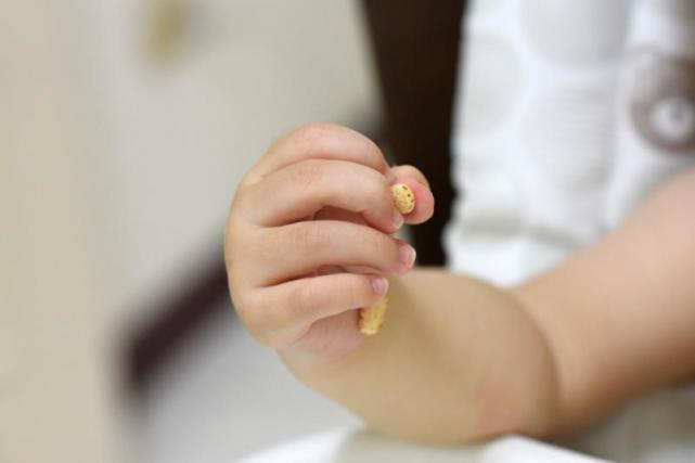 靠吃东西的本能,训练出宝宝手指的精细动作