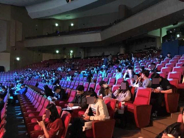 gen.g输了之后韩国观众纷纷离场这背影,这两条腿略显凄凉啊