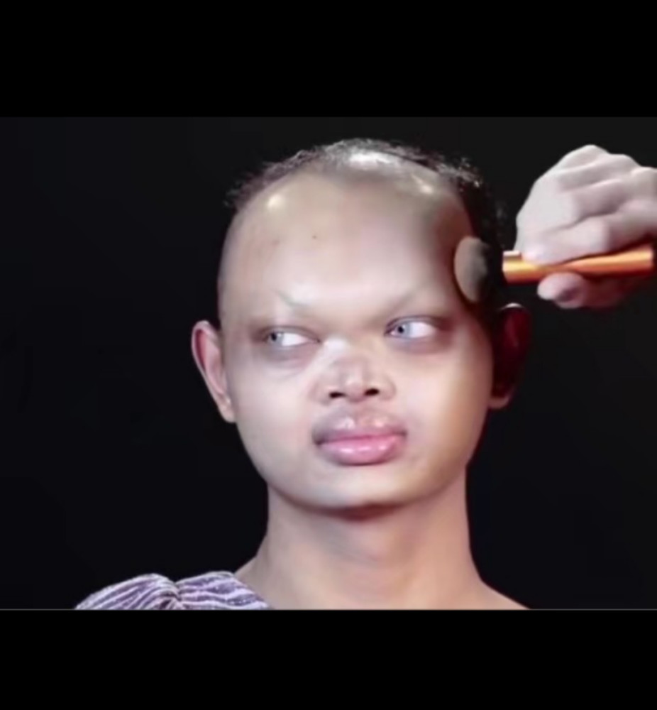 奇丑男化妆驾驶很大,妆后尴尬而不失礼貌的笑了,网友:打扰了!