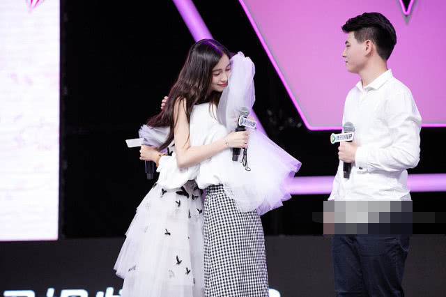 Baby穿蝴蝶长裙现身粉色灯串下仙气飘飘