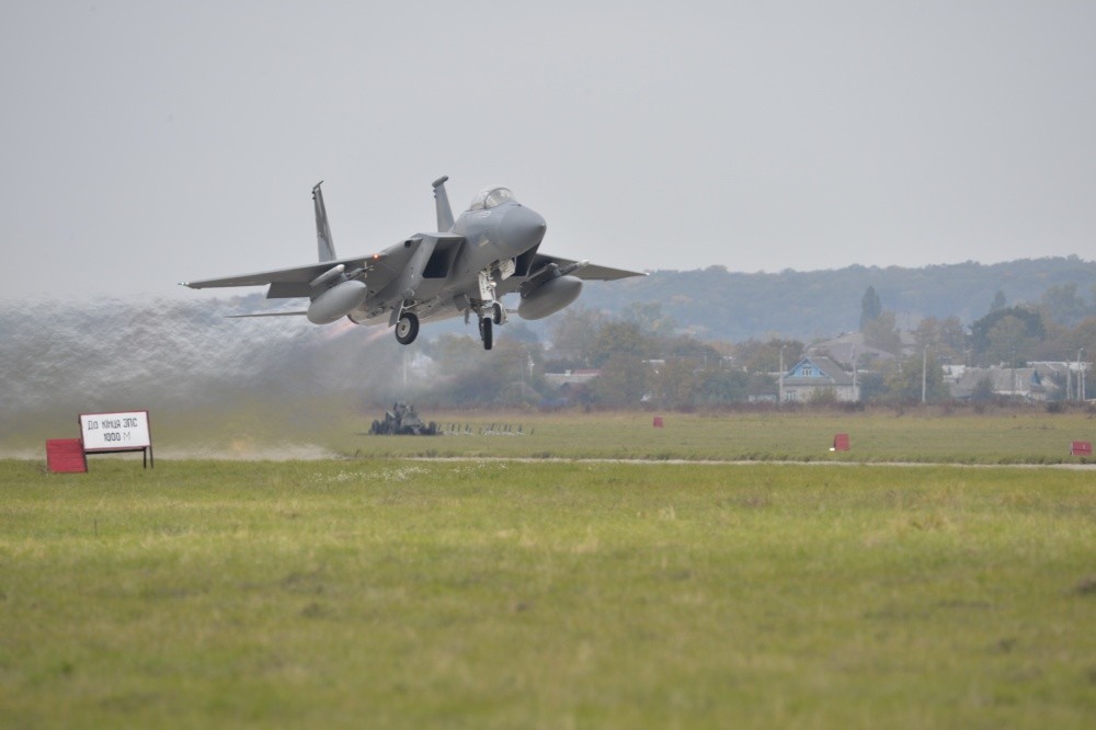谁是真的实战化?起飞降落的门道,对比美军F15