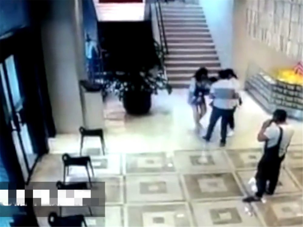 女童吃糖不慎卡喉,护士听闻紧急下楼抢救,拯救