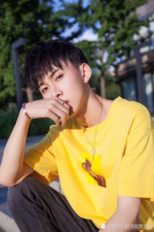 王乐乐晒与他合照曾与杨清柠一起背叛王乐乐网友:小哪吒亲爸来了