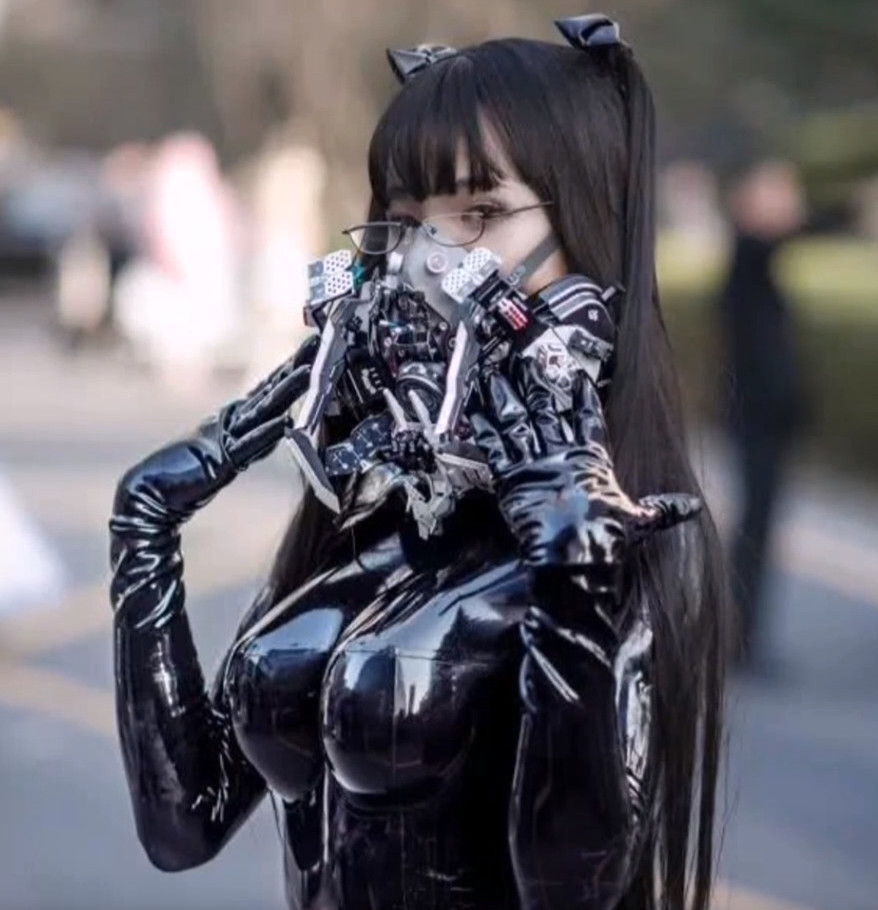 还记得漫展很火的皮衣小姐姐吗?当牛战士脱下面具后,竟长这样!