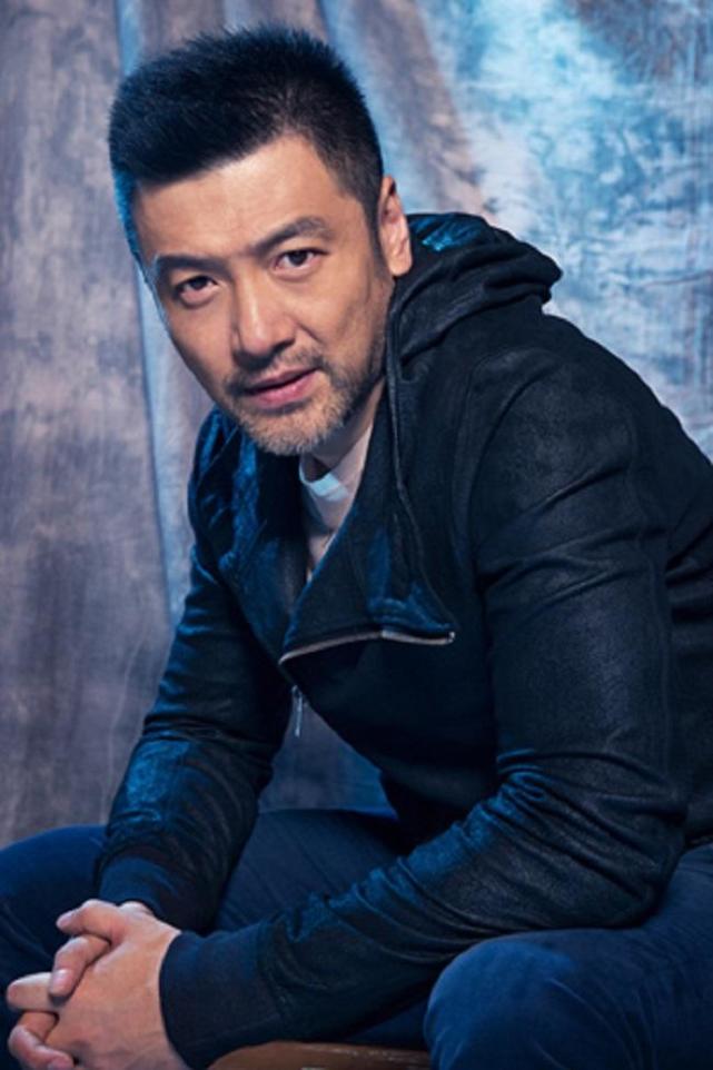 也有一些大叔,非常的优秀与帅气,今天要说的就是这样一位"大叔型"演员