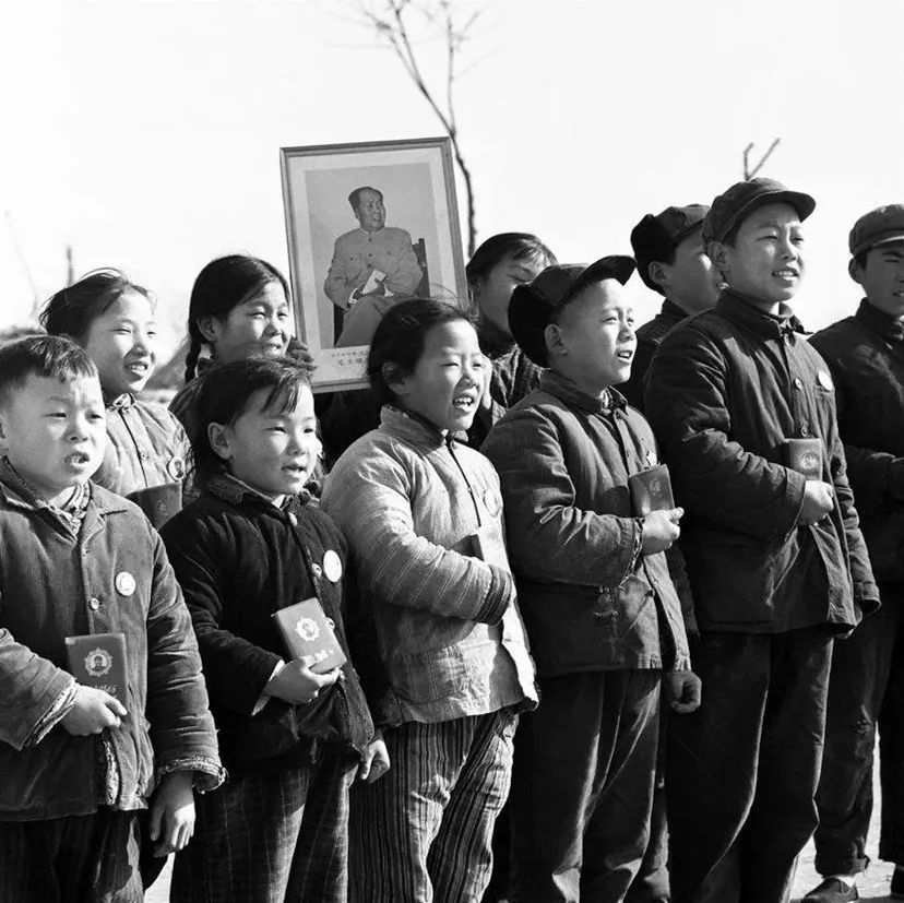 晓庄:苏州太仓县沙溪公社洪泾大队,红小兵宣传队,在场上作宣传,1966年