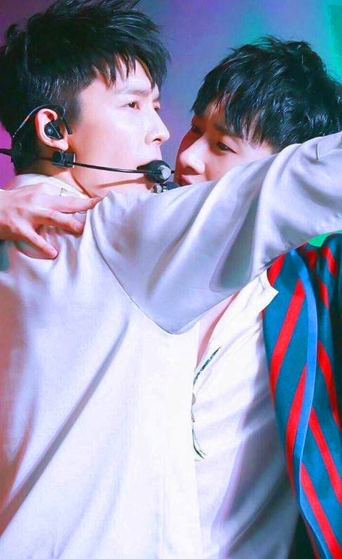 金希澈遭粉丝"围堵",东海生日放李赫宰合照?不愧是cp文写手