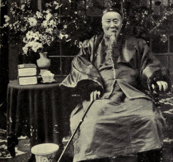 途径战时指挥部广岛时,他满是对伊藤博文的厌恶,将之比作"好色的老