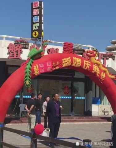 抖音陆超要结婚了?看到横幅后,网友们大呼:真