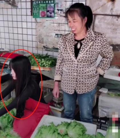 抖音卖菜西施爆红,看到在一旁的妈妈,网友:礼