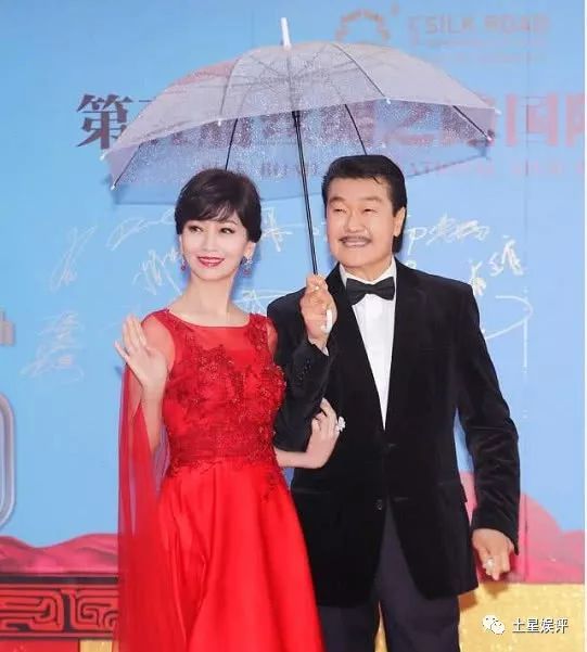 赵雅芝夫妇晒与成龙合照,腰间紧搂不放的大手