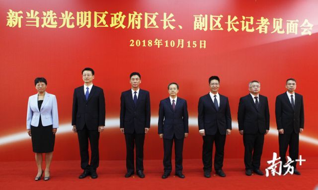 从左到右:陈佩群,姚高科,周金堂,刘胜,刘德峰,周辉,张宗平10月15日