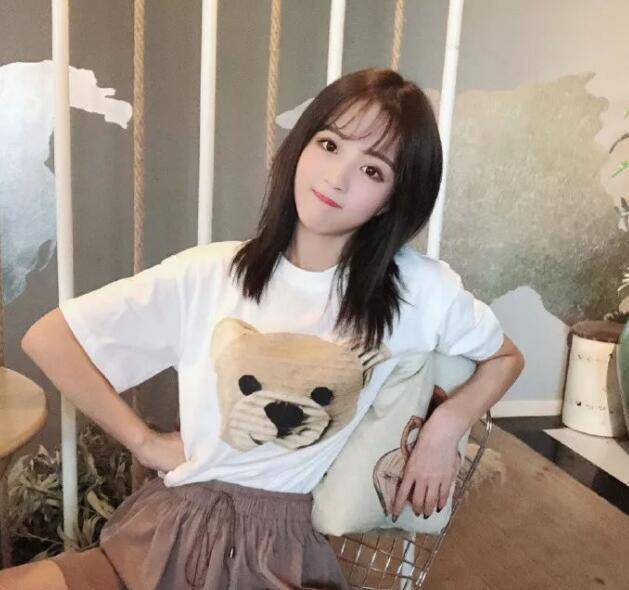 一个月前,虎牙刚刚以5000万元高价签约"抖音"一姐"莉哥",力图将杨凯莉