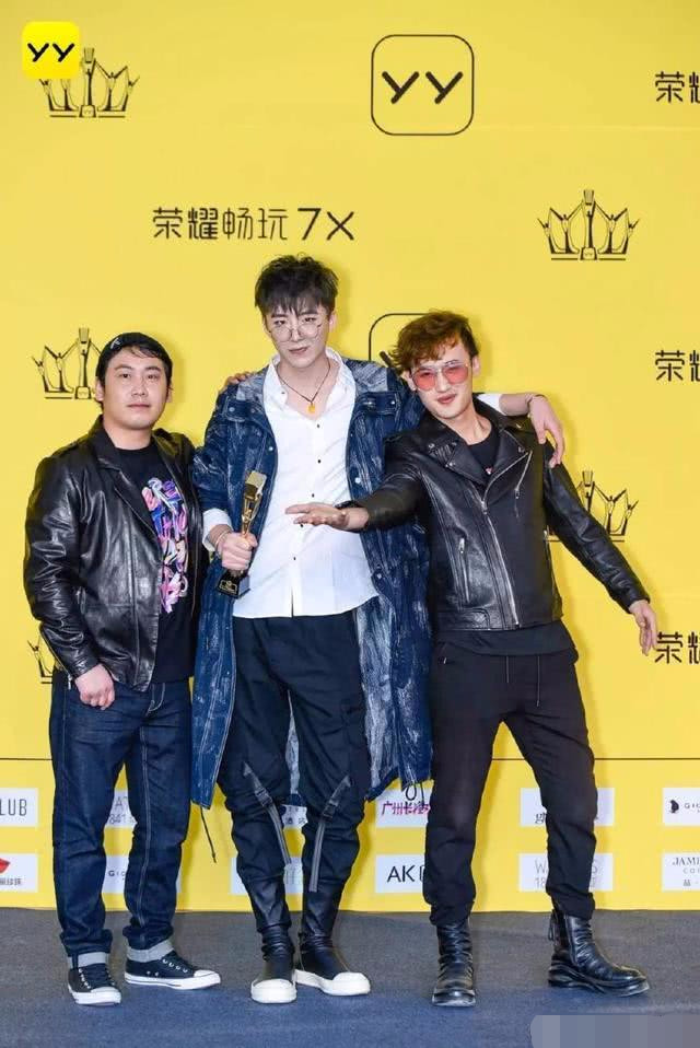 摩登兄弟低调喊话粉丝:给我留点私人空间,获粉丝支持!