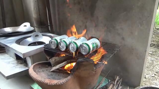 男子把5个啤酒罐放火上烤,1小时后拿出里面的东西,把人馋坏了